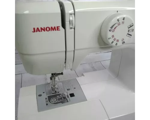 Швейная машина Janome Juno 1512 белый