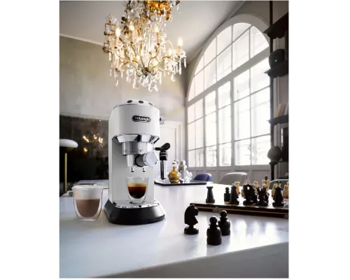 Кофеварка DeLonghi EC685.W белый