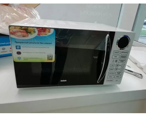 Микроволновая печь BBK 23MWG-930S/BW черный/белый